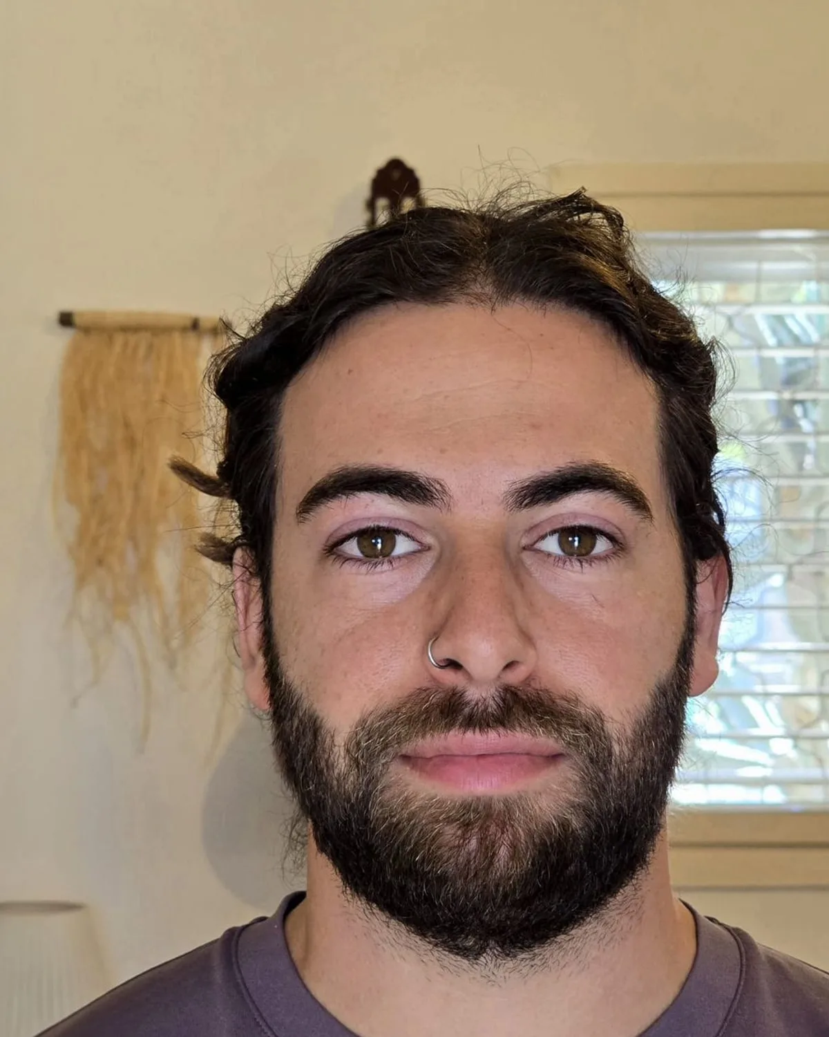 דיוקן של בעל המקצוע מאחורי נעם עטרי