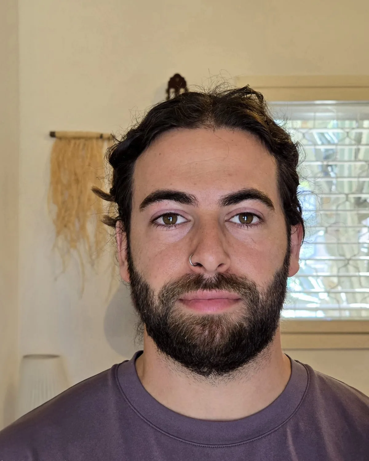 דיוקן של בעל המקצוע מאחורי נעם עטרי