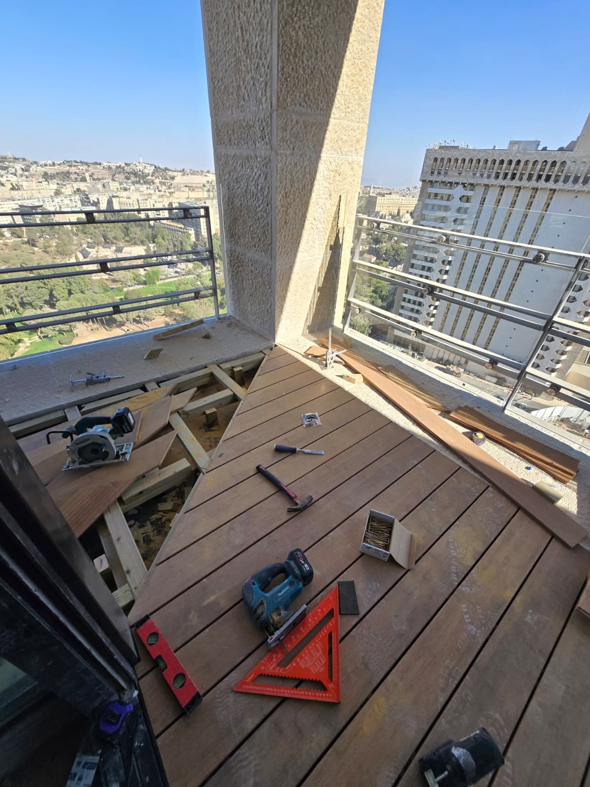 הנחת דק איפאה באלכסון על רקע נוף העיר העתיקה והר הזיתים בירושלים