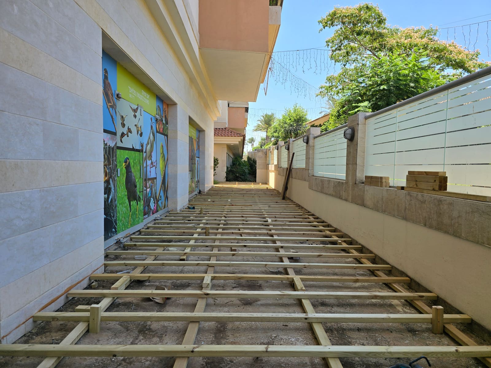 קונסטרוקציית עץ מפולסת ומדויקת לאורך מסדרון